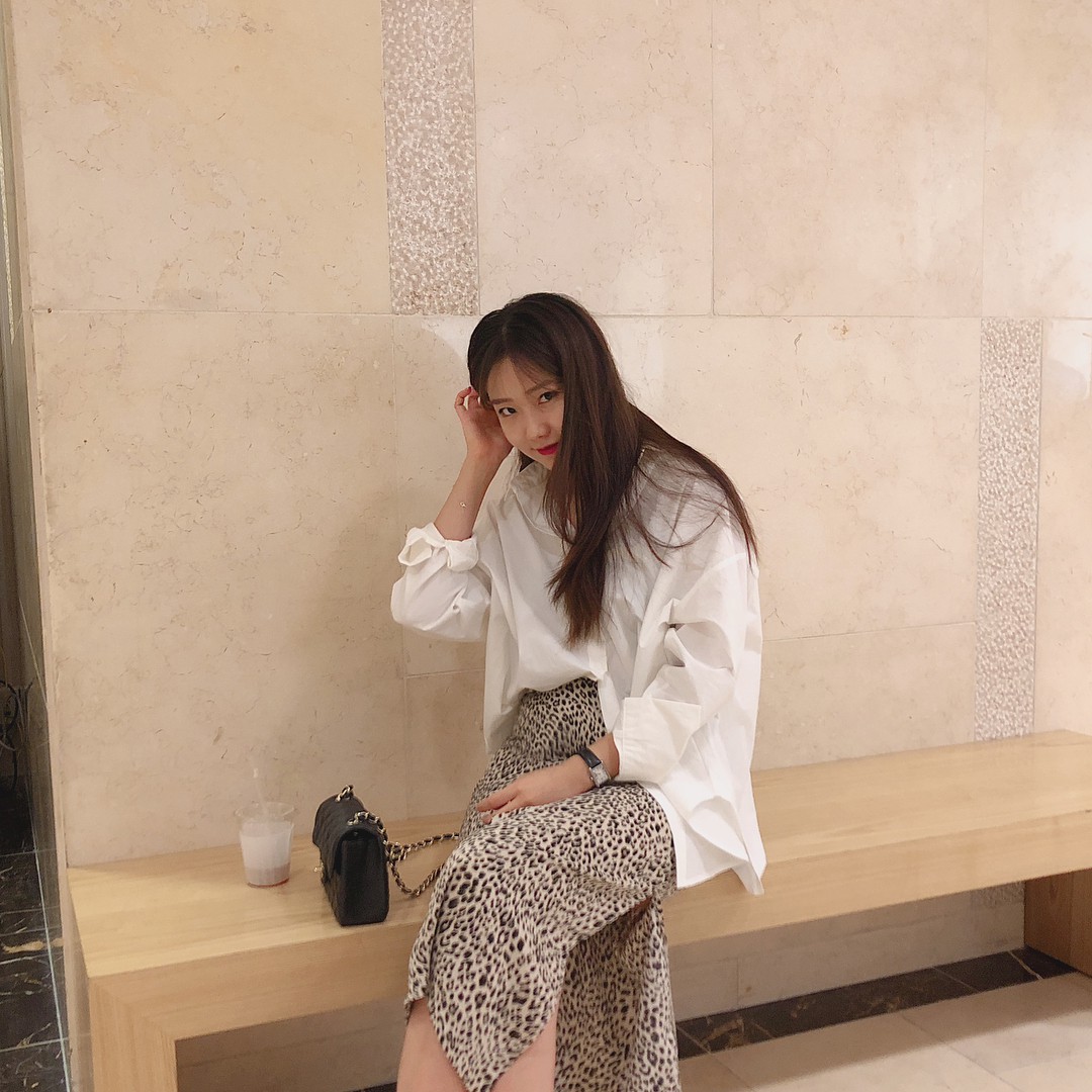 Mix đồ đi du lịch với chân váy da báo