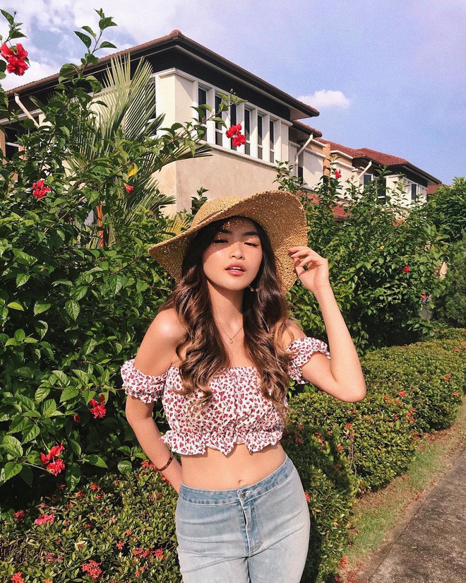 Set đồ đi du lịch biển với áo trễ vai