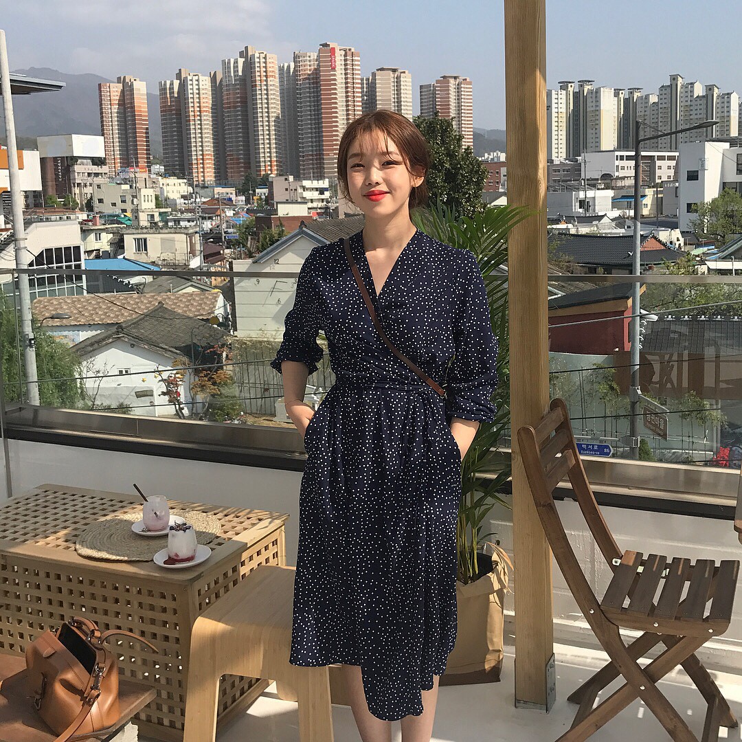 Mix đồ đi du lịch với họa tiết chấm bi