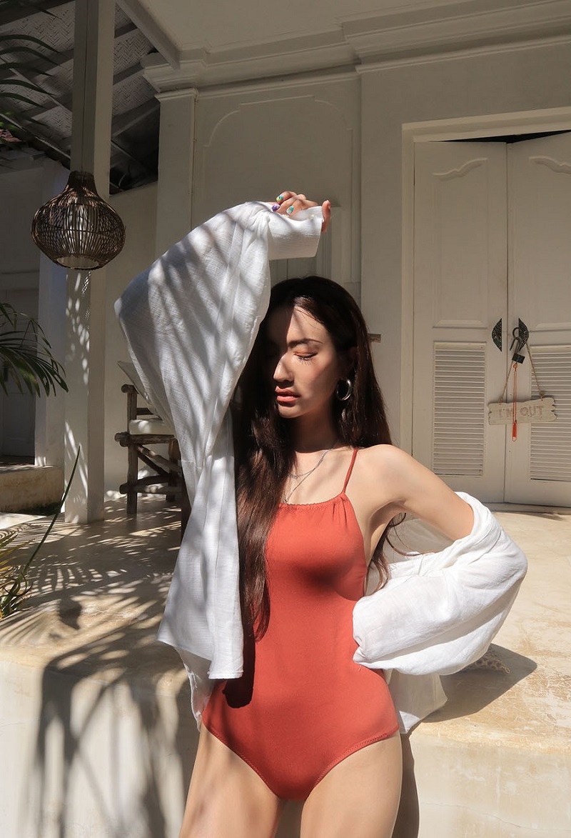Park Sora diện bikini liền và kimono trắng