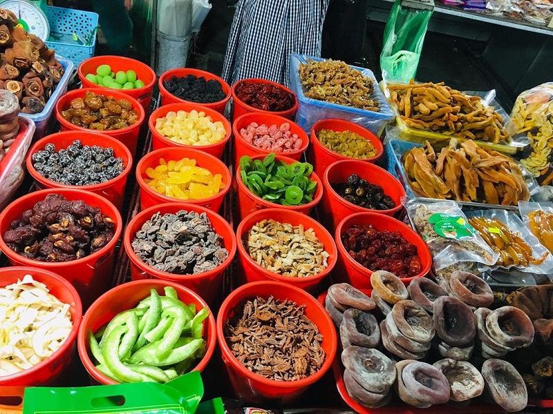 Ô mai và các loại hoa quả sấy được bán rất nhiều ở chợ Đà Lạt.