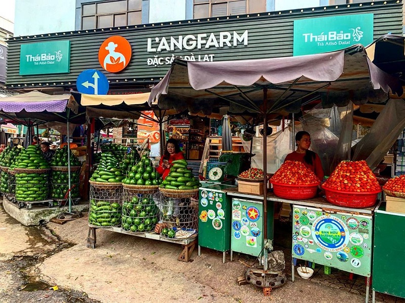 Chợ Đà Lat là nơi bày bán rất nhiều trái cây tươi ngon của mảnh đất này.