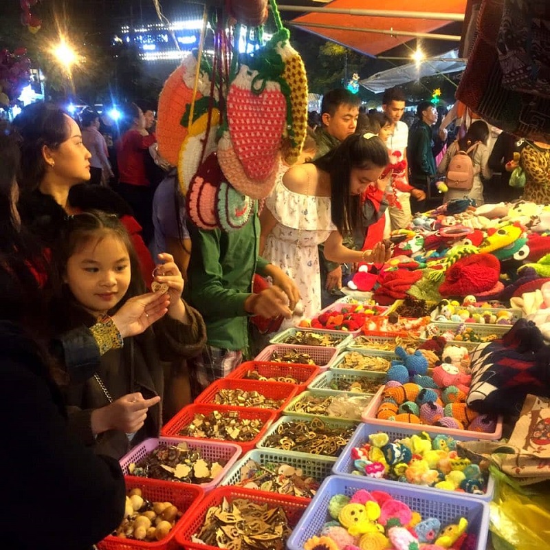 Du khách đang chọn lựa các món đồ lưu niệm tại chợ Đà Lạt để làm quà cho gia đình và bạn bè.