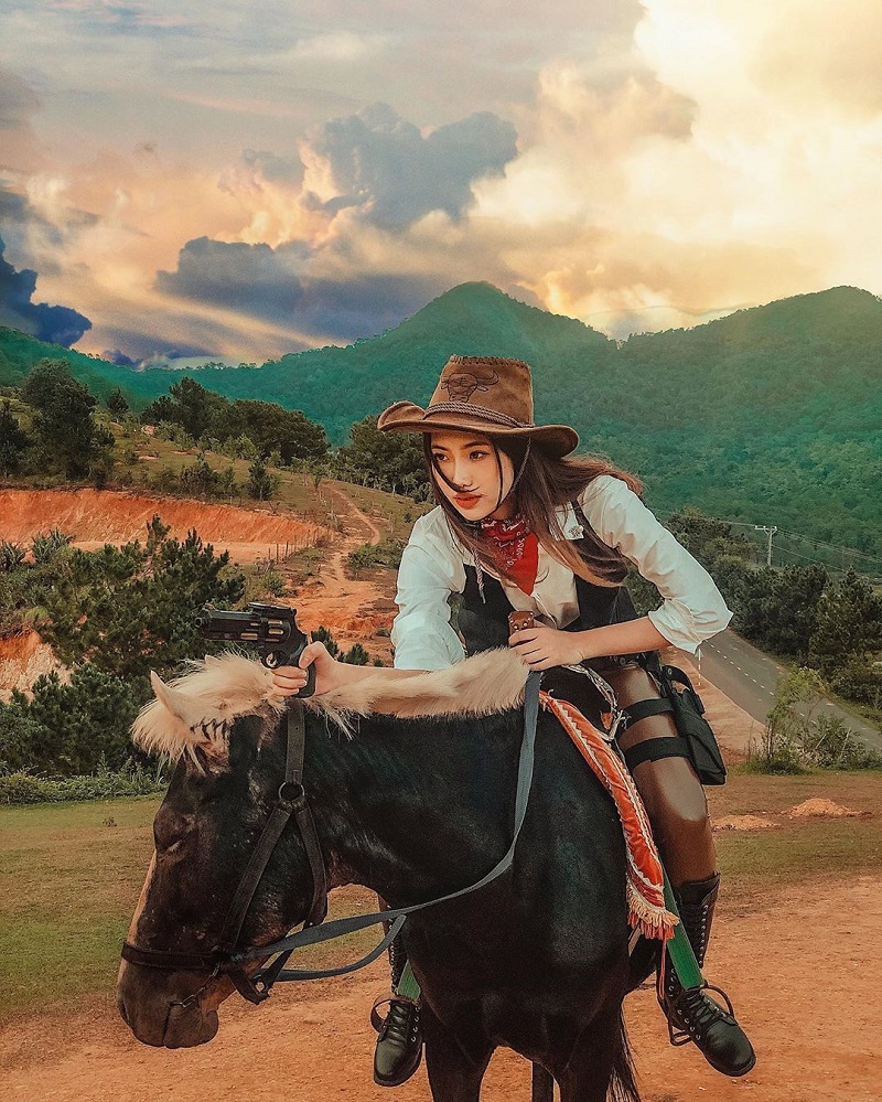 Trải nghiệm cưỡi ngựa chụp hình trên đỉnh núi Lang Biang.