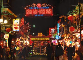 25 khu vui chơi giải trí ở Hà Nội mới mở đã “nghìn nghịt” khách Chợ đêm phố cổ tại Hàng Đào