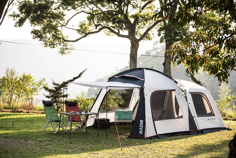 Lều cắm trại có kích thước lớn và đi kèm mái hiên che
