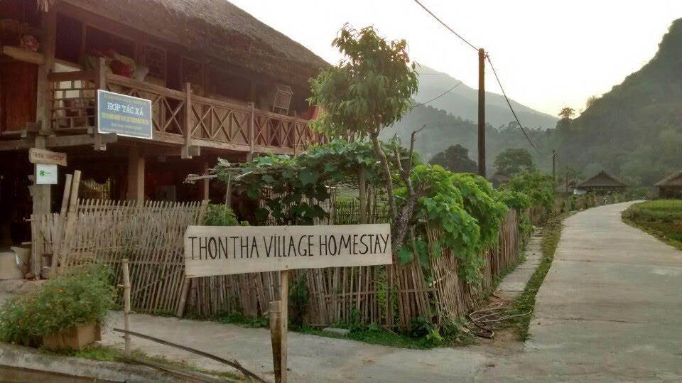 Đoạn đường bên ngoài Thon Tha Tay Stilt House