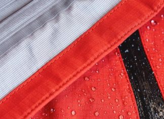 Làm thế nào áo khoác đi mưa có thể chống thấm được?