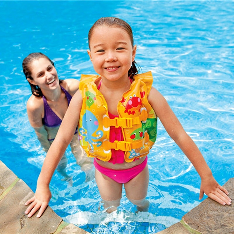 Sử dụng áo phao bơi đảm bảo an toàn cho những hoạt động của bé dưới nước