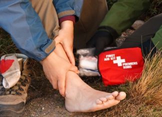 Bong gân mắt cá chân và cách xử trí