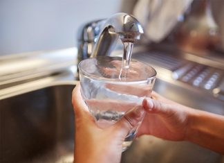 Cách xử lý nước uống khi đi du lịch nước ngoài