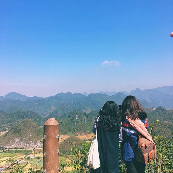 2 bạn gái chụp hình toàn cảnh núi đôi Quản Bạ