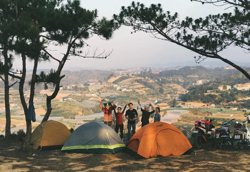 Các bạn trẻ thường ghé tới đồi Đa Phú để cắm trại