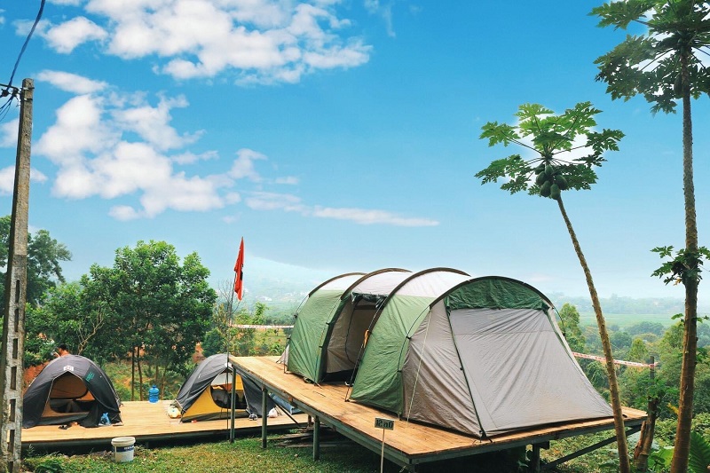 Lều trại ở Sơn Tinh Camp có view rừng rất đẹp