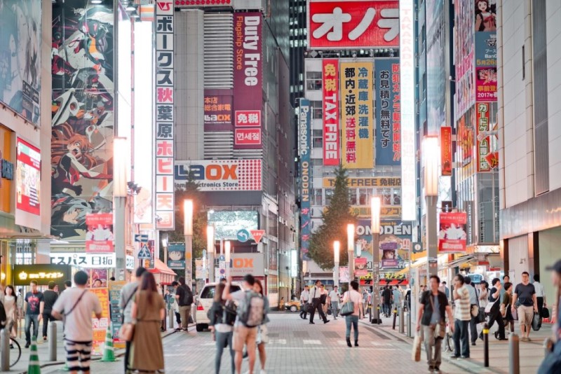 Đường phố đông đúc và tấp nập tại Nhật Bản