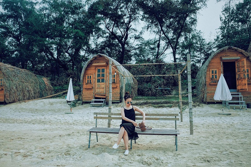 Cắm trại trên bãi biển ở đảo Cô Tô với những cabin gỗ