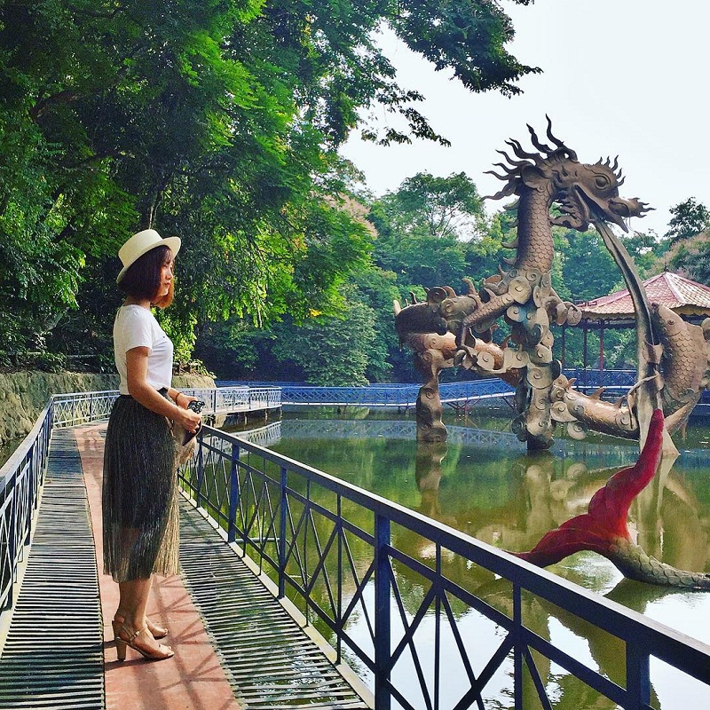 Chiêm ngưỡng hồ nước ở Đầm Long với những bức tượng độc đáo