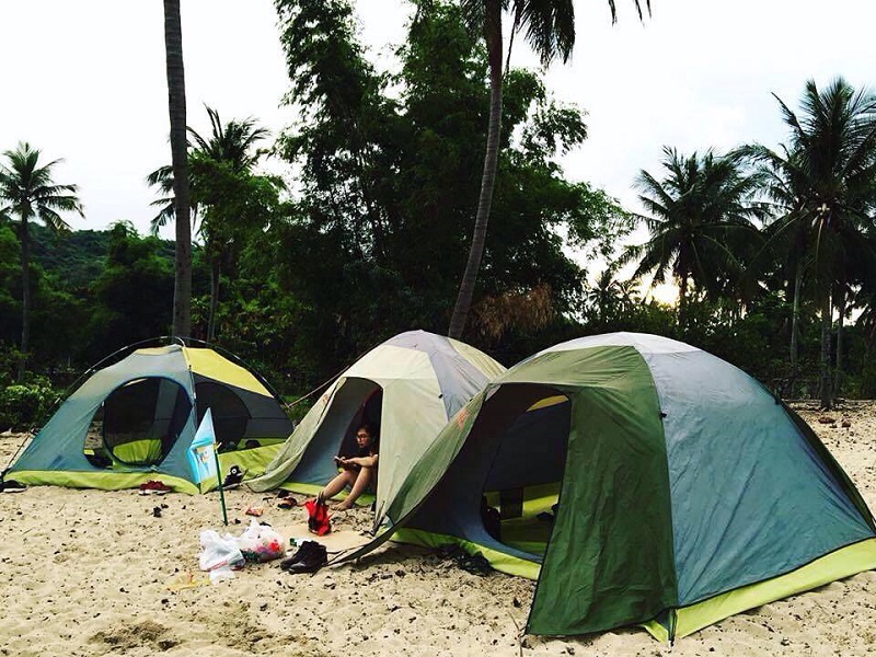 Dựng lều trại ở bãi biển Làng Vân