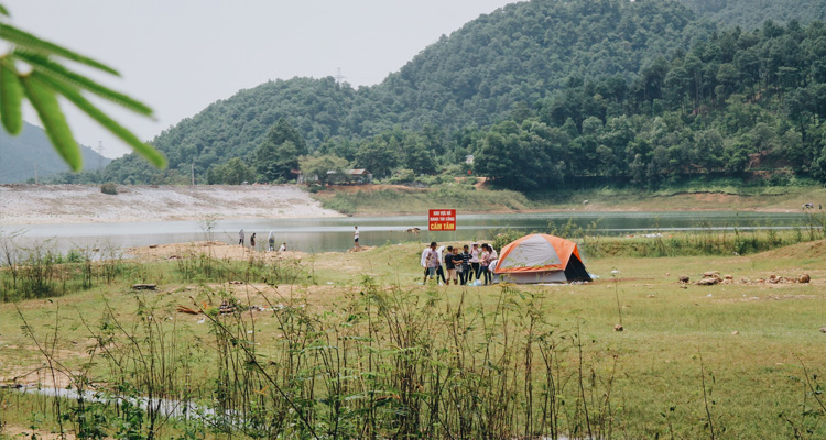 Dựng lều trại ở bên cạnh hồ Hàm Lợn
