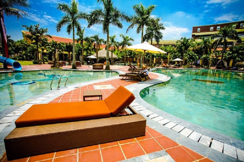 Bể bơi với thiết kế ghế nghỉ dưỡng độc đáo ở Resort Asean Ba Vì