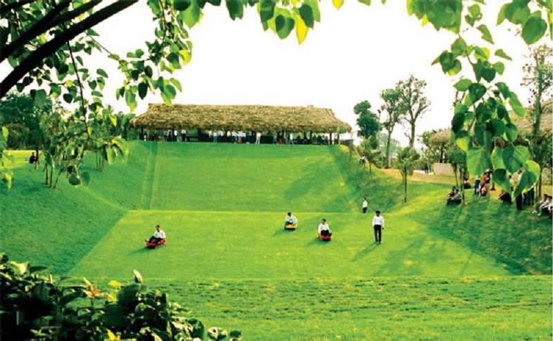Chơi trượt máng cỏ ở Resort Asean Ba Vì