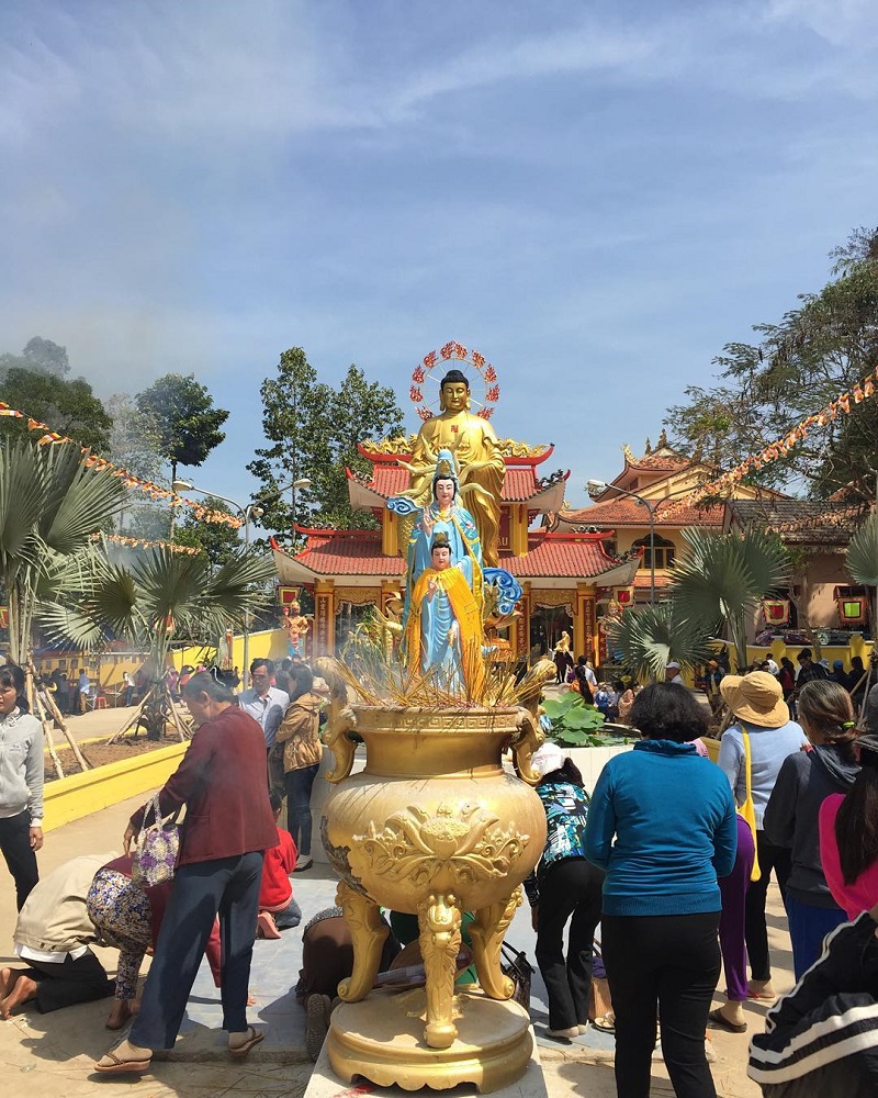 Rất đông người tham gia cúng bái tại chùa núi Cậu Tây Ninh