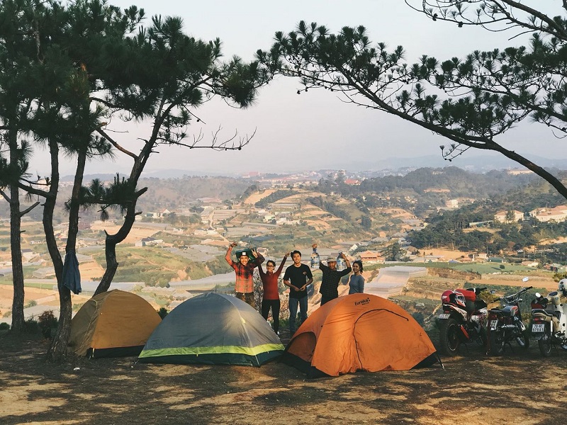 Dựng lều cắm trại trên đỉnh Langbiang Đà Lạt