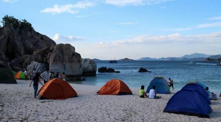 Dựng lều trại trên bãi biển