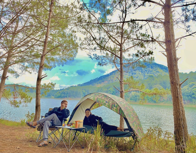 2 người cắm trại tại hồ Quan Sơn