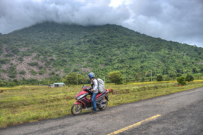 Phượt bằng xe máy đi qua những cánh đồng và đỉnh núi mù sương