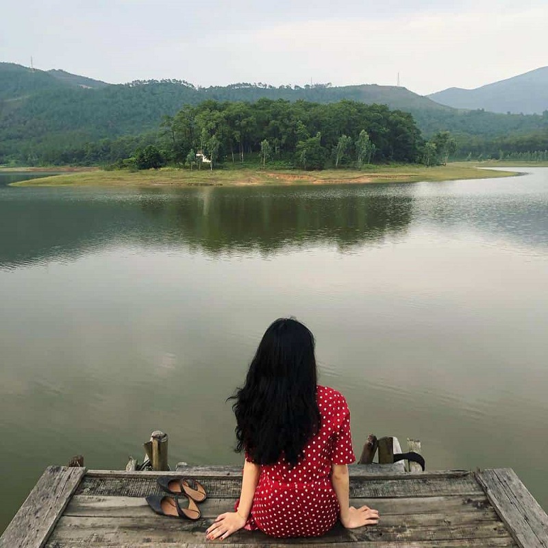 Hồ Quan Sơn với bầu không khí trong lành