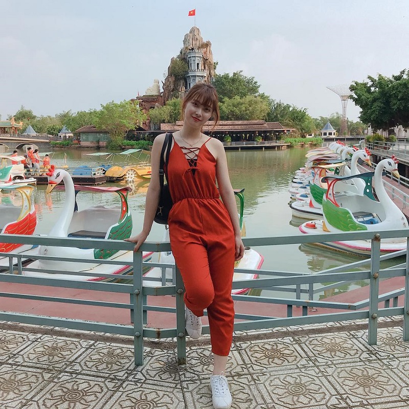 Chụp ảnh trước hồ nước đạp vịt ở khu du lịch Long Điền Sơn