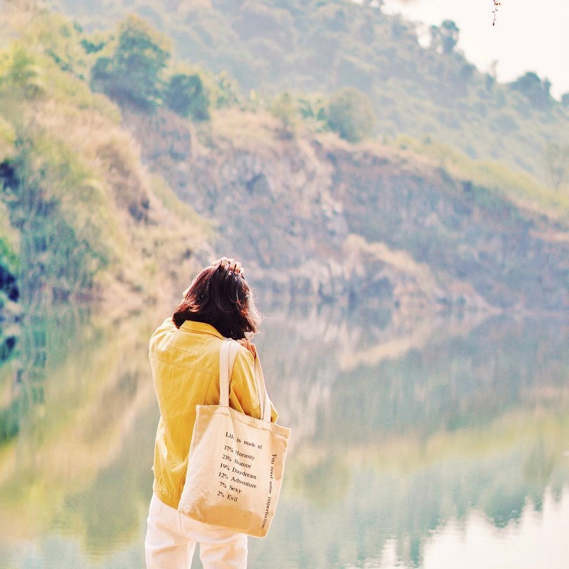 Cô gái đứng trước mặt hồ Ma Thiên Lãnh trong xanh như soi chiếu vạn vật