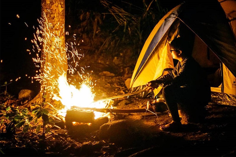 Nhóm lửa khi cắm trại trên đỉnh núi Bà Đen