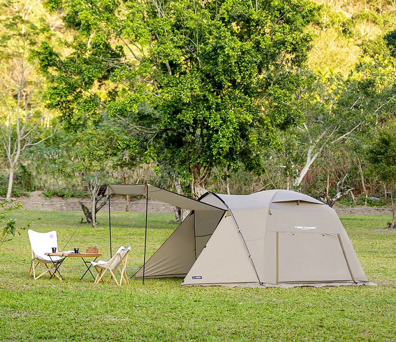 Dựng lều cắm trại trên cỏ giữa không gian xanh