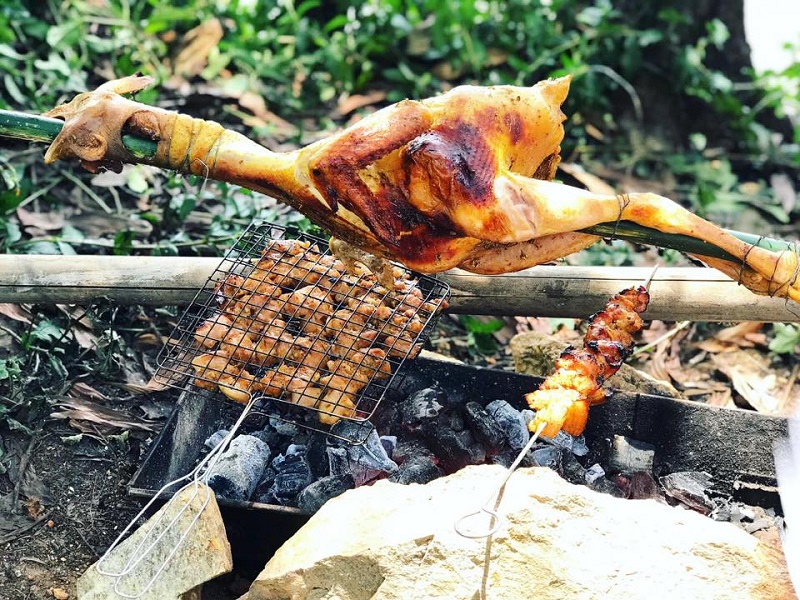 Tổ chức nướng thịt trên bếp than hoa
