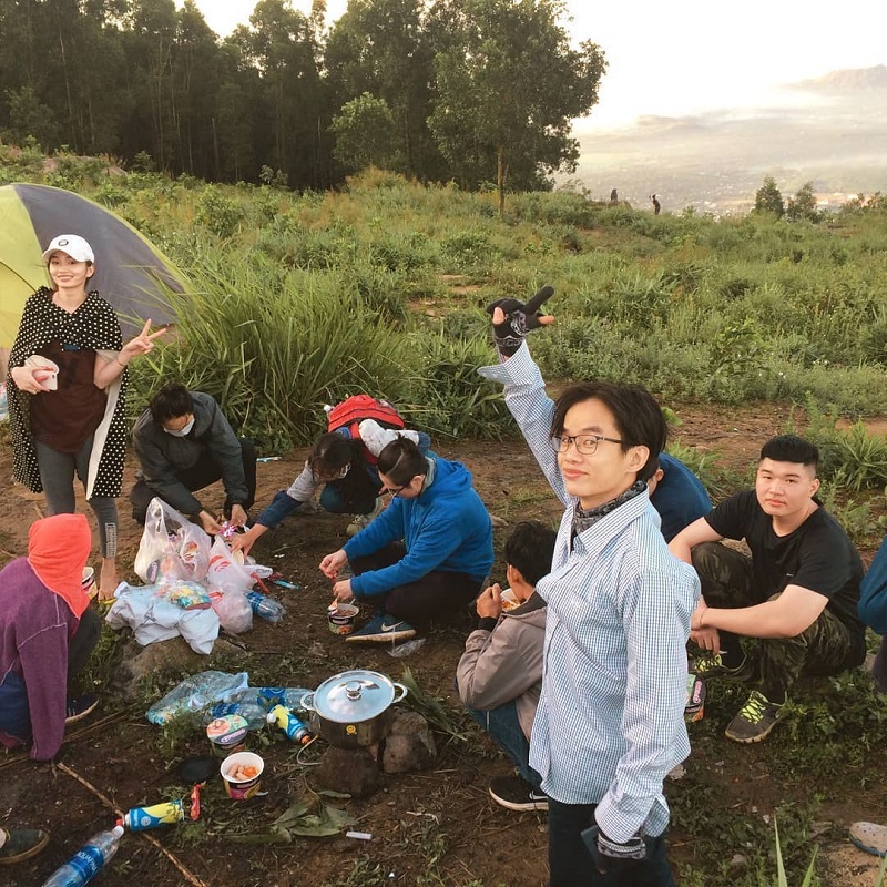 Một đoàn phượt đang tổ chức ăn uống cắm trại tại núi Bà Đen