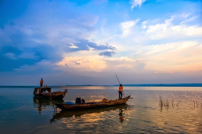 Trải nghiệm câu cá cùng với người dân chài trên hồ Trị An