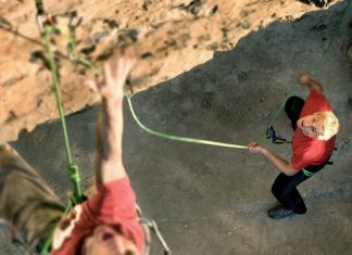Cách hạ người leo núi tự do đúng cách