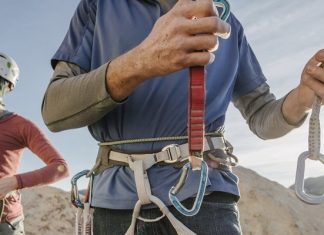 Cách sử dụng móc dây hai đầu khi leo núi tự do