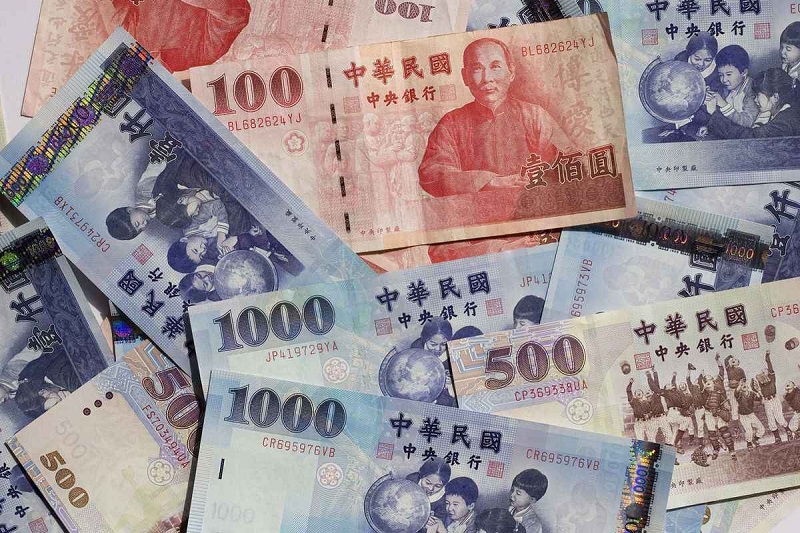 Các mệnh giá tờ tiền 100, 500 và 1000 tiền Đài Loan