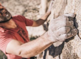 Hướng dẫn bám tay đúng cách khi leo núi