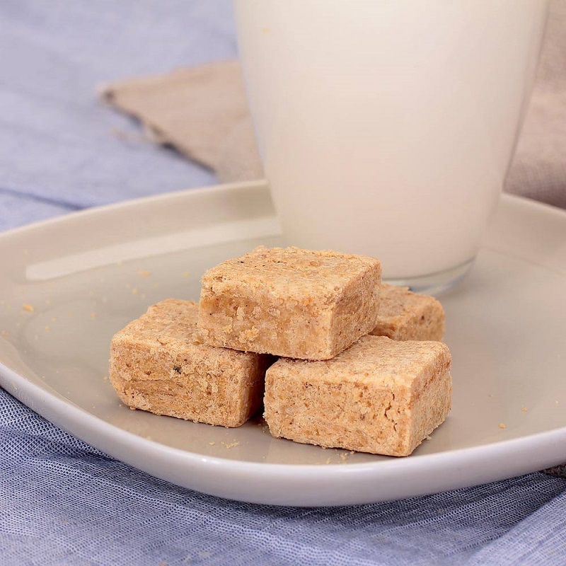 Bánh đậu phộng thường có hình vuông nhỏ, uống kèm 1 ly sữa béo ngậy quả thực rất ngon