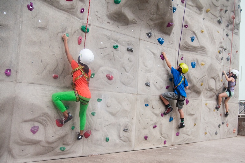 Những bạn nhỏ cũng có thể trải nghiệm không gian leo núi nhân tạo tại X-Rock Climbing