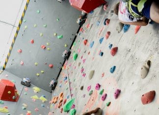 TOP 3 địa điểm leo núi nhân tạo Quận 2 được yêu thích nhất người đàn ông đang cố gắng vượt qua mảnh tường dựng thẳng với nhiều chướng ngại vật