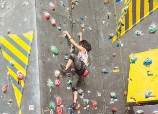 TOP 3 địa điểm leo núi nhân tạo Quận 7 quy mô lớn và hấp dẫn nhất Các bạn gái cũng có thể thử sức luyện tập leo núi