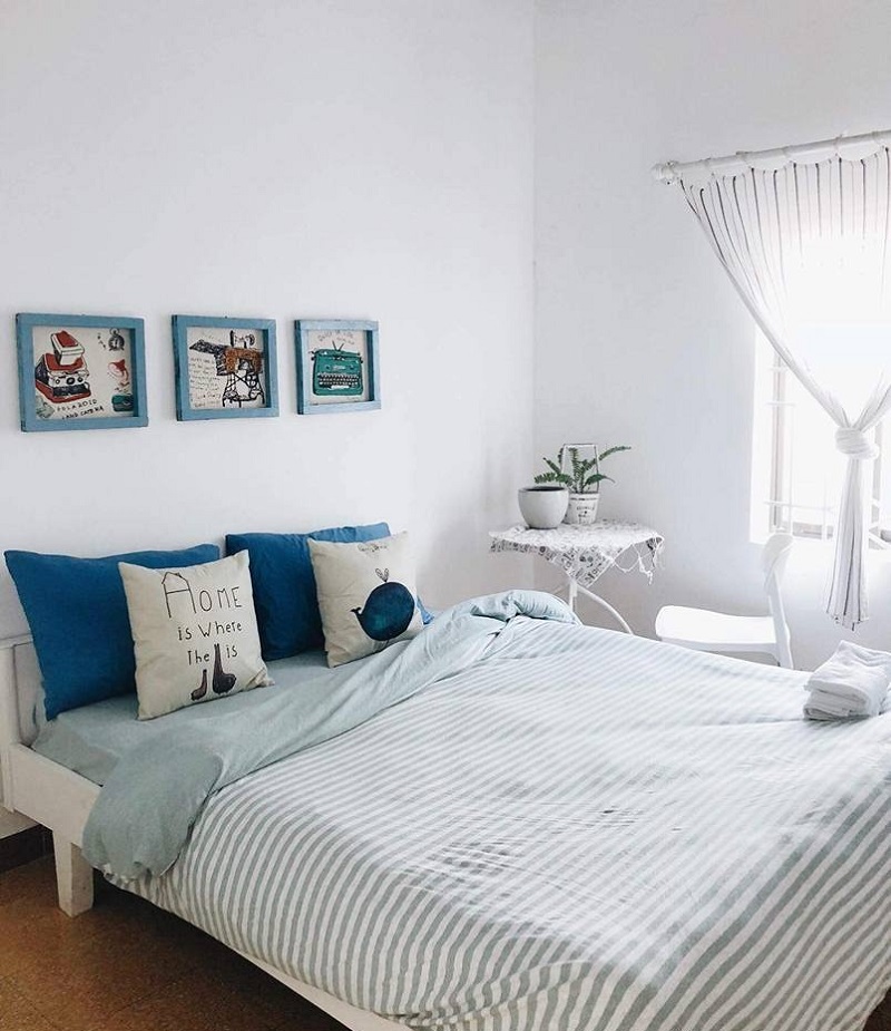 Một căn phòng với gam màu xanh dương ở La Mer Homestay