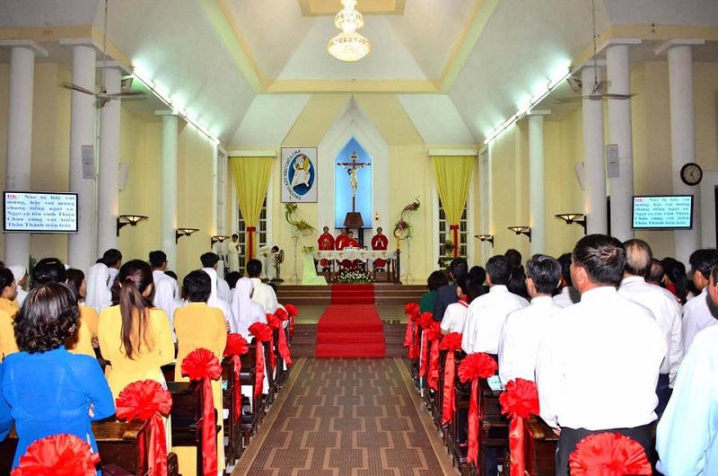 Nhiều người đang làm lễ bên trong Nhà thờ lớn Vũng Tàu