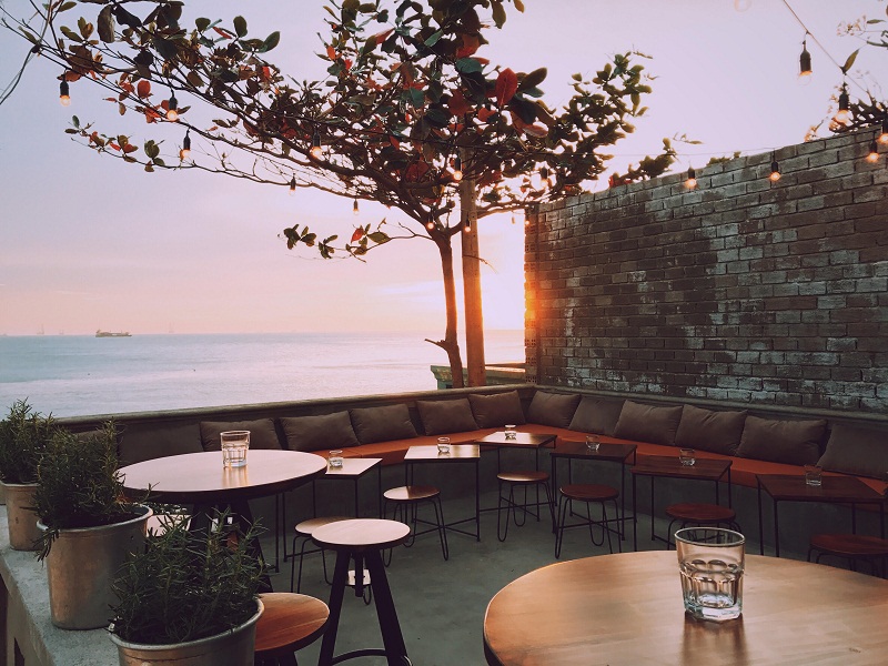 Một góc quán cafe có view nhìn ra biển Bãi Sau Vũng Tàu