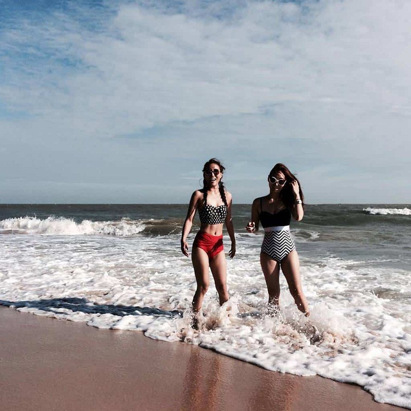Hai bạn nữ tự tin diện bikini trên bãi biển Bãi Trước Vũng Tàu